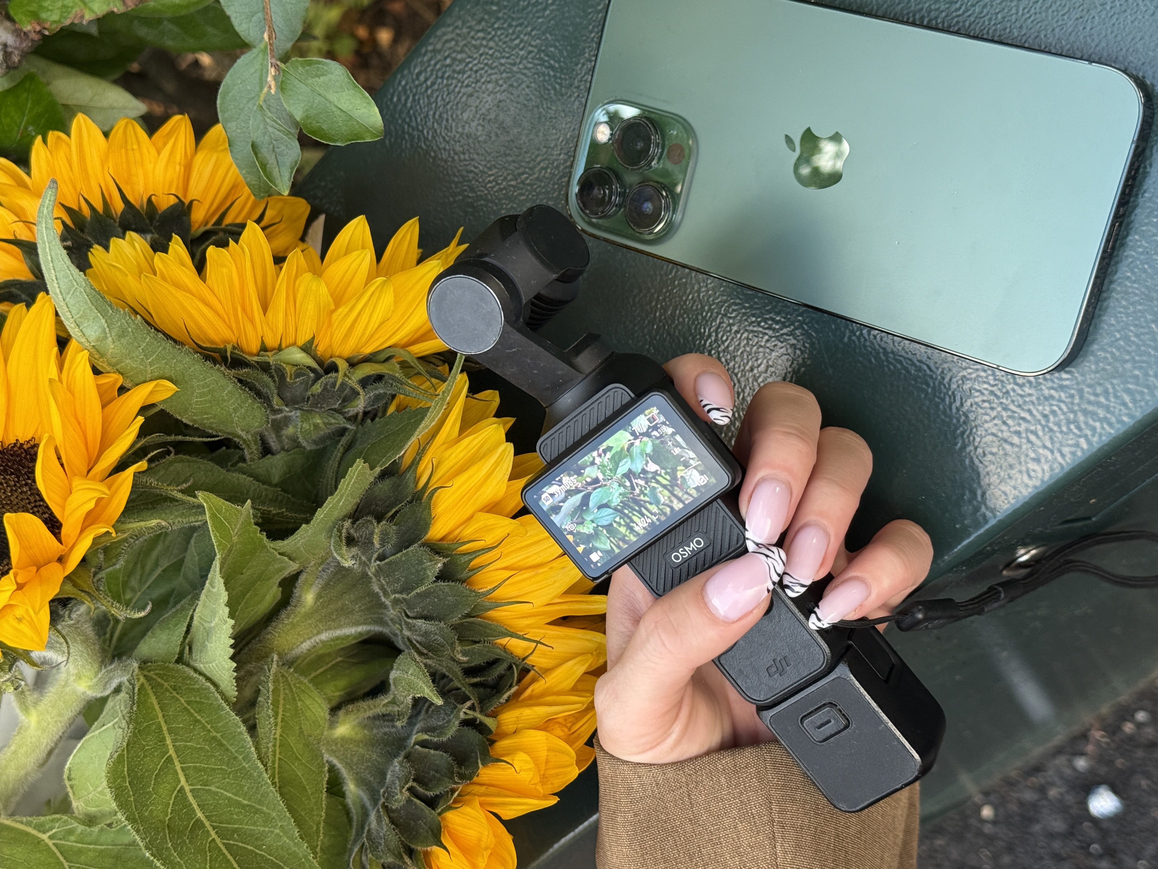 Kamera, telefon og solsikker fra en arbeidsdag hos Fagr.